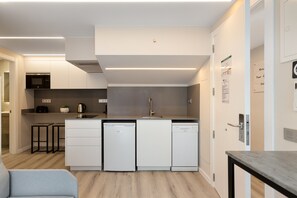 Fridge, microwave, stovetop, dishwasher