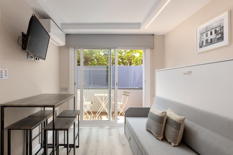 TV. Gregal - Aparthotel with Swimming Pool