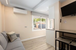 TV - Tramuntana - Aparthotel with Swimming Pool (Vilassar de Mar)