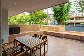 Outdoor dining - Tramuntana - Aparthotel with Swimming Pool (Vilassar de Mar)