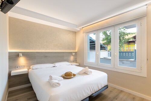 Mestral - Aparthotel with Swimming Pool