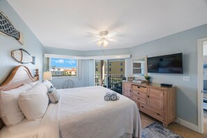 2 bedrooms, iron/ironing board, free WiFi, bed sheets - Live the beach life, free amenities, parking, and views! (St. Pete Beach)