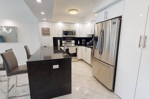 冷蔵庫、電子レンジ、オーブン、食器洗い機