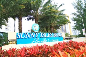Property grounds - Ocean Reserve 620 - Modern Bay View Apartment! (Sunny Isles)