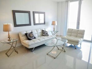 TV, table tennis - Modern 1 Bedroom Bay View O.Reserve 724 (Sunny Isles)