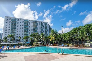 A heated pool - Modern 1 Bedroom Bay View O.Reserve 724 (Sunny Isles)