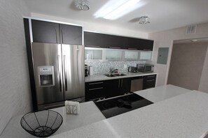 Kylskåp, mikrovågsugn, ugn och spishäll