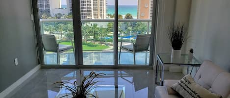 Smart TV, chimenea, mesa de ping pong