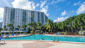 A heated pool - PH11 Luxury Ocean View Apartment (Sunny Isles)