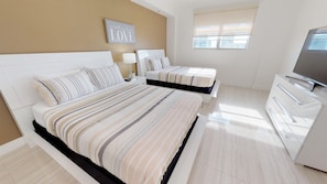 3 habitaciones, tabla de planchar con plancha, wifi y ropa de cama