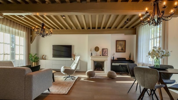 Una sala de estar moderna con chimenea, televisor y piano.