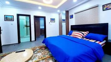 Apartemen Deluks, balkon, pemandangan kota | 2 kamar tidur, meja kerja, dan ruang kerja ramah laptop