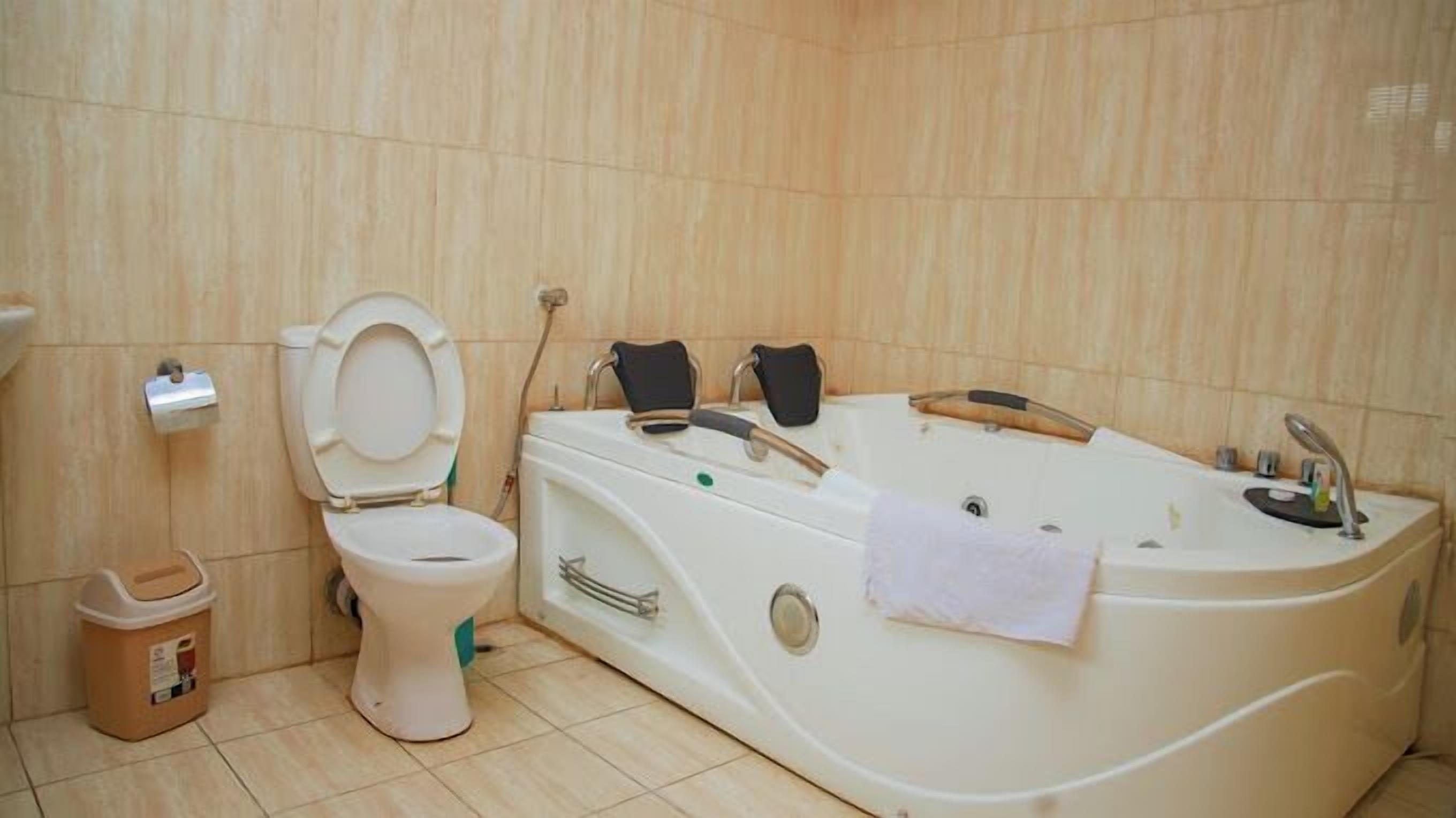 Ein Badezimmer mit Toilette, Badewanne und Waschbecken.