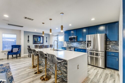 Spacious Home with Gorgeous Backyard Kitchen, Close to Top Shopping Destinations