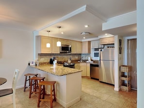Refrigerador, microondas, horno, placa de cocina