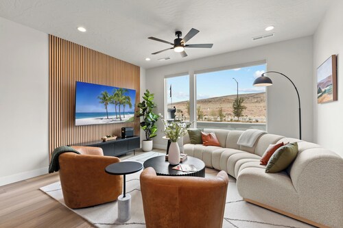 Eagle's Landing: Private Hot Tub, Lagoon + Beaches, Arcade Games + Pinball Machi