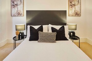 2 Schlafzimmer, Schreibtisch, Bettwäsche