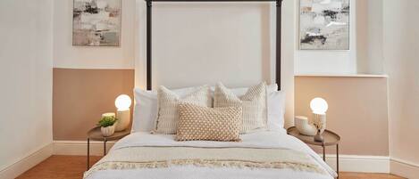2 bedrooms, desk, bed sheets