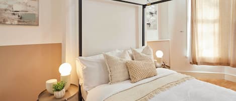 2 bedrooms, desk, bed sheets