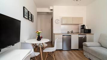 Standard Apartment | Private kitchen | Coffee/tea maker, electric kettle