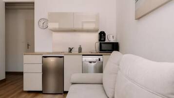 Standard Apartment | Private kitchen | Coffee/tea maker, electric kettle