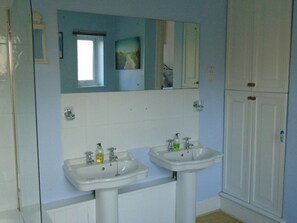 Deluxe Double Room | Bathroom