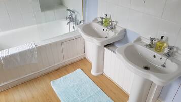 Deluxe Double Room | Bathroom | Hair dryer, towels, soap, shampoo