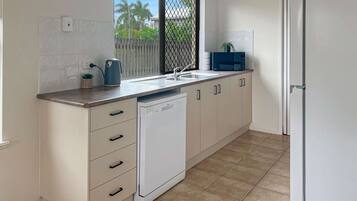 Geladeira, micro-ondas, cooktop, lava-louças