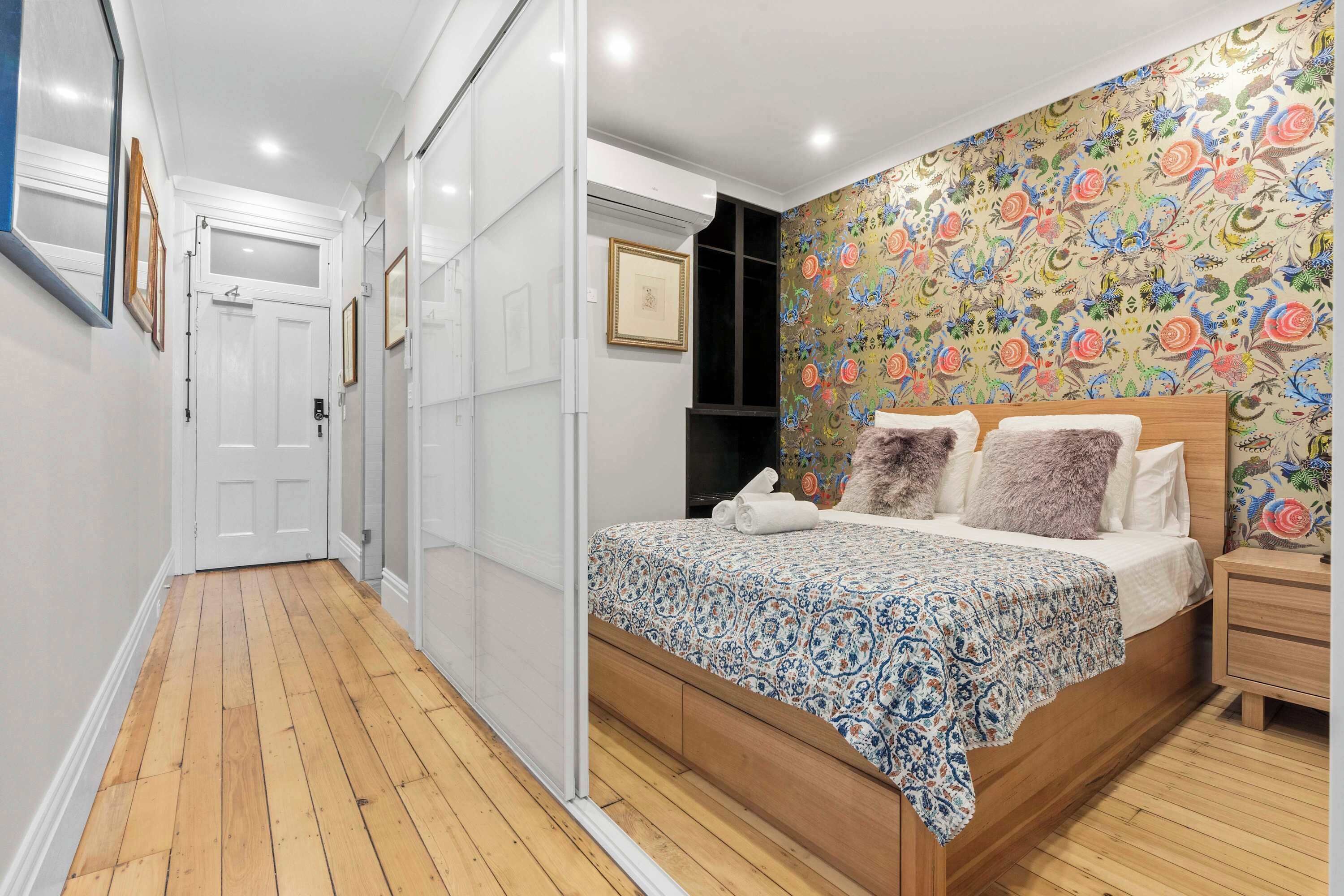 1 dormitorio, tabla de planchar con plancha, wifi y ropa de cama