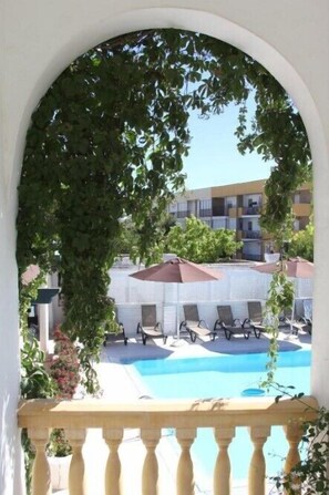 Una piscina al aire libre (de 12:30 a 19:30), sombrillas, tumbonas