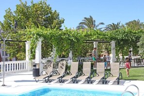 Una piscina al aire libre (de 12:30 a 19:30), sombrillas, tumbonas