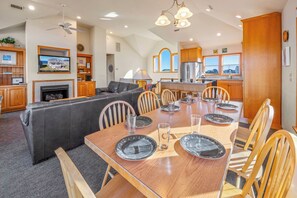 Dining - Soundfront w/ Hot Tub, Media Room, Windsports Access, Community Pool/Boat Dock (Avon)