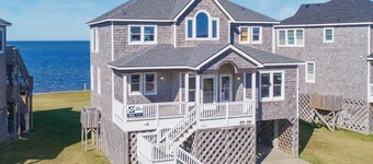 Soundfront w/ Hot Tub, Media Room, Windsports Access, Community Pool/Boat Dock