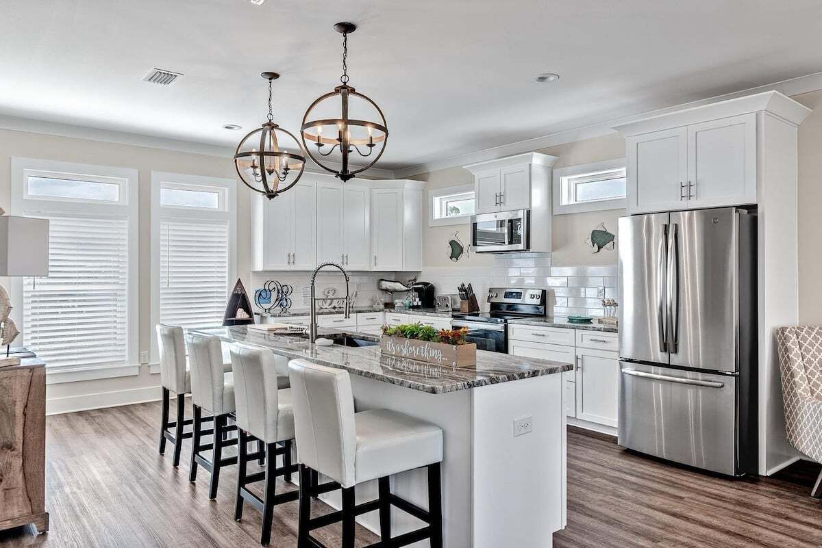 Microones, placa de cuina, rentaplats i cafetera i tetera 