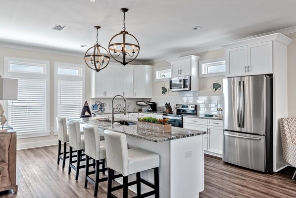 冷蔵庫、電子レンジ、オーブン、コンロ