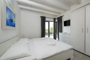 6 bedrooms, iron/ironing board, travel crib, free WiFi