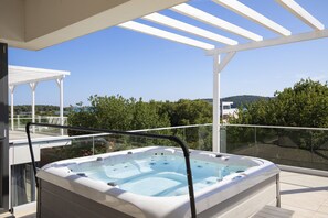 Outdoor spa tub - Elegant Villa Sole with private pool and sauna  (Pomer)