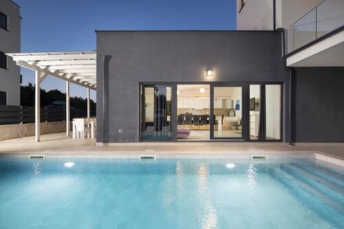 Elegant Villa Sole with private pool and sauna 
