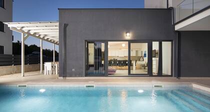 Elegant Villa Sole with private pool and sauna