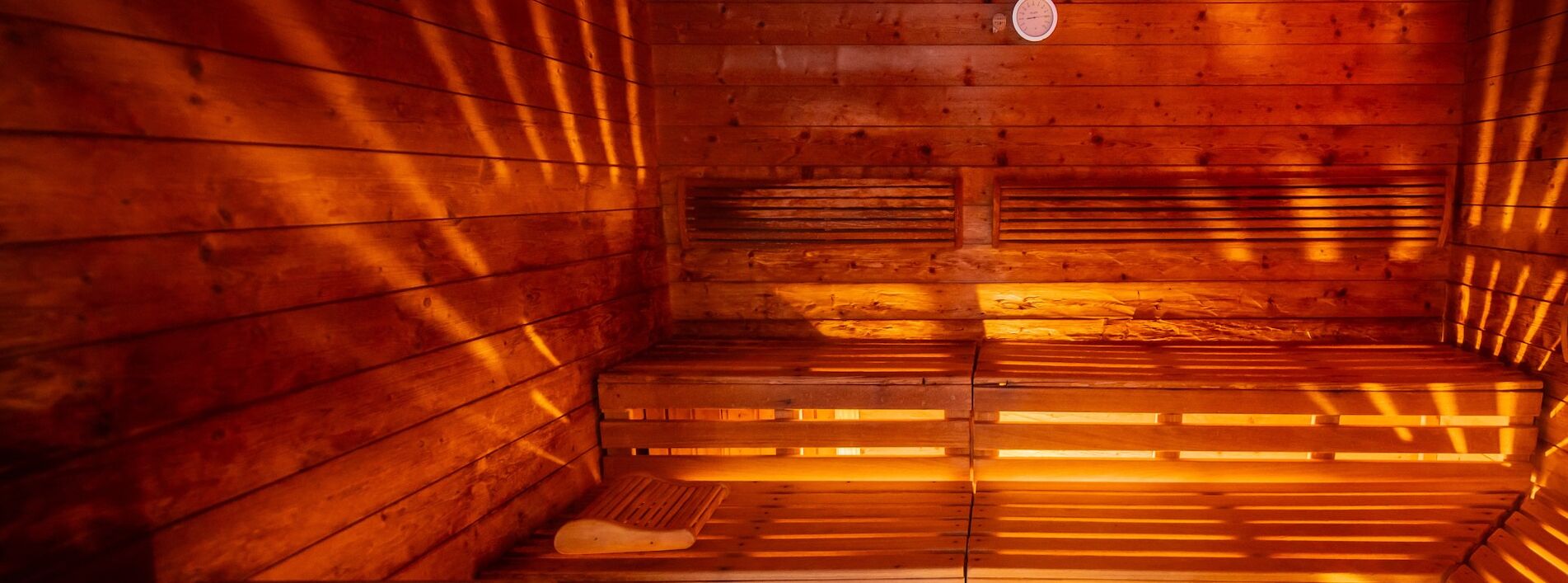 Una sauna con paredes y bancos de madera.