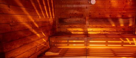 Una sauna con paredes y bancos de madera.