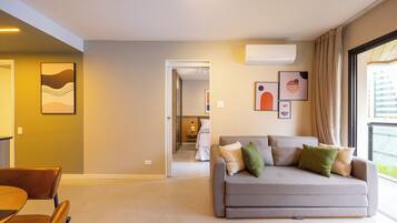 Basic Apartment, City View | Living area