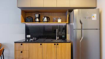 Perushuoneisto, kaupunkinäköala | Yksityinen keittiö | Jääkaappi, mikroaaltouuni, liesi, keittoastiat/astiat/ruokailuvälineet