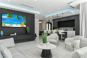 Smart TV, mesa de ping pong, libros