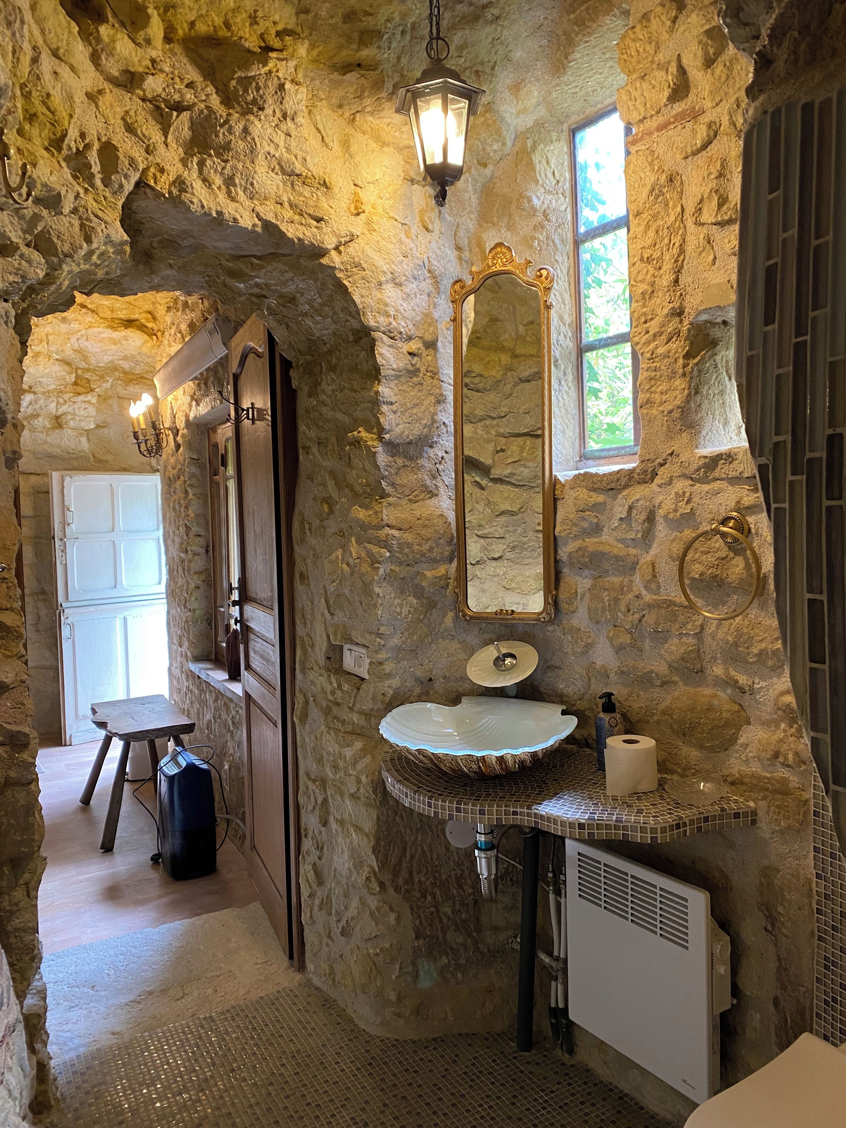 Douche, sèche-cheveux, serviettes fournies, savon