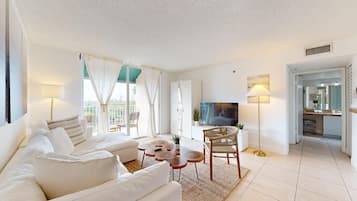 Condo, 1 chambre | Aire de séjour | Téléviseur connecté de 50 po avec télévision par cùble