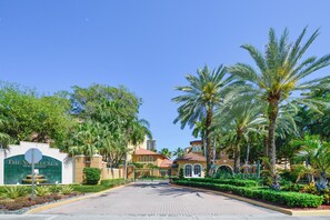 Una entrada con reja a una propiedad, con un letrero que dice "The Yacht Club Private Residence".