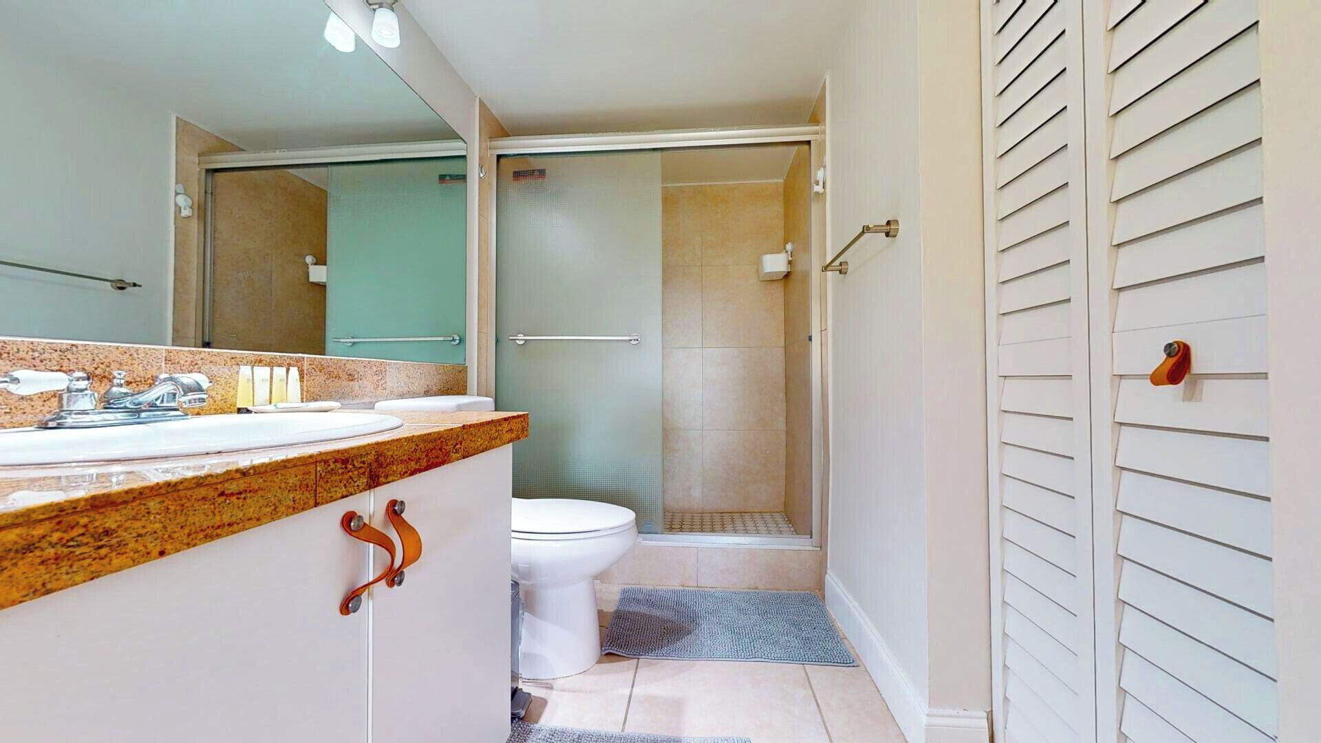 Ein Badezimmer mit Waschbecken, Toilette und Dusche.