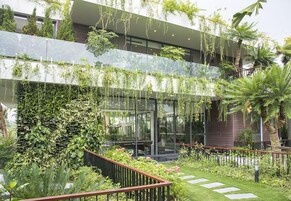 Villa de lujo | Zona de estar | Smart TV de 50 pulgadas con canales por cable