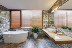 Family Villa | Bathroom | Free toiletries, hair dryer, bathrobes, slippers - Flamingos Dai Lai Resort Luxury (Phuc Yen)